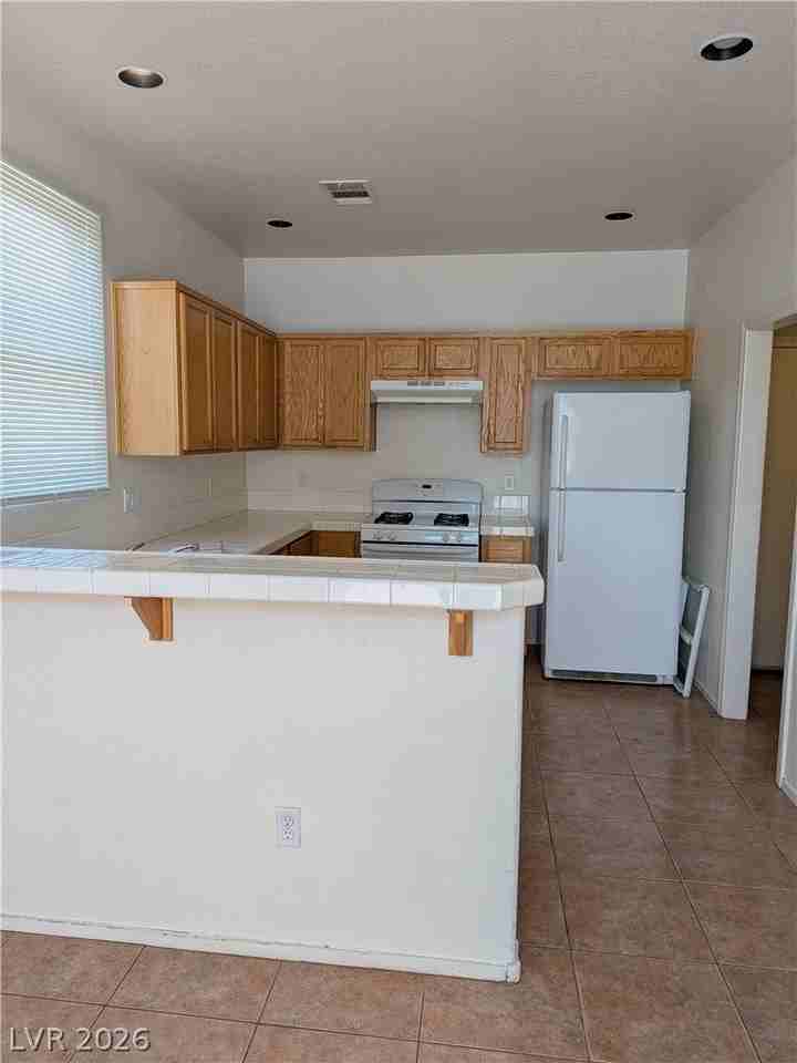 9269 Adamshurst Ave - Photo 4 of 15