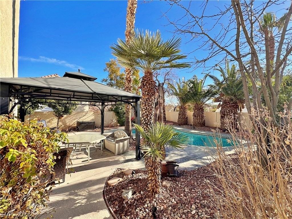 1828 Derbyshire Dr - Photo 2 of 50