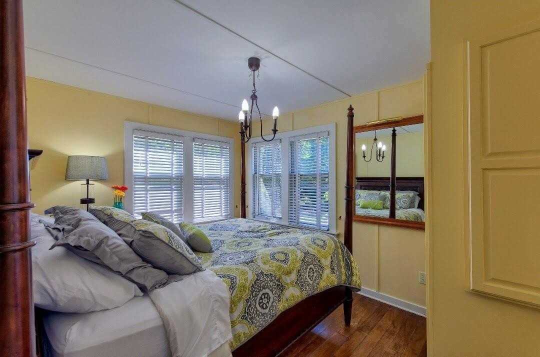 822 Allegan St - Photo 2 of 10