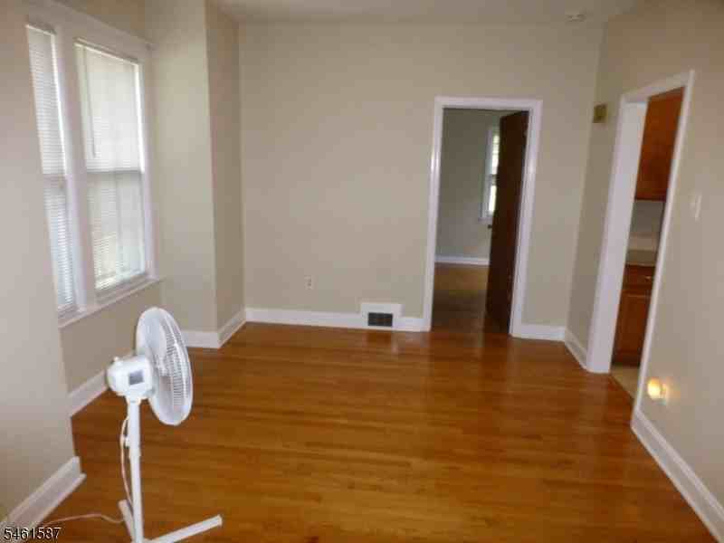 521 Summit Ave - Photo 4 of 16