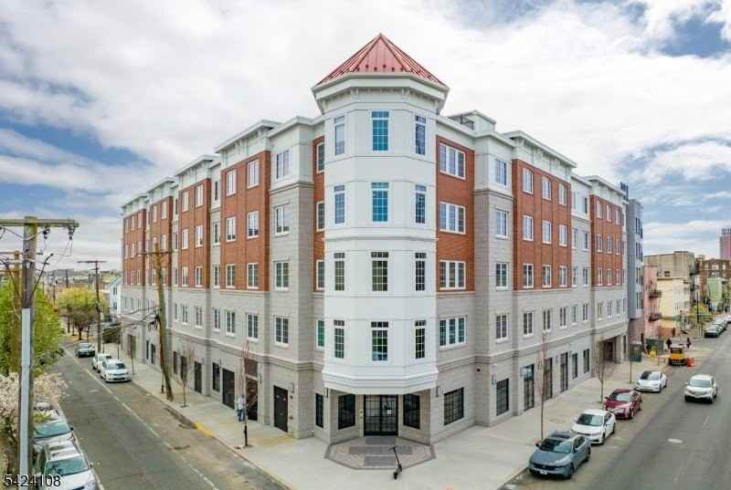 558 Market St #208