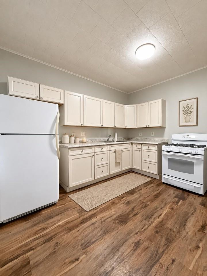 143 W 30th St #2 - Photo 3 of 10