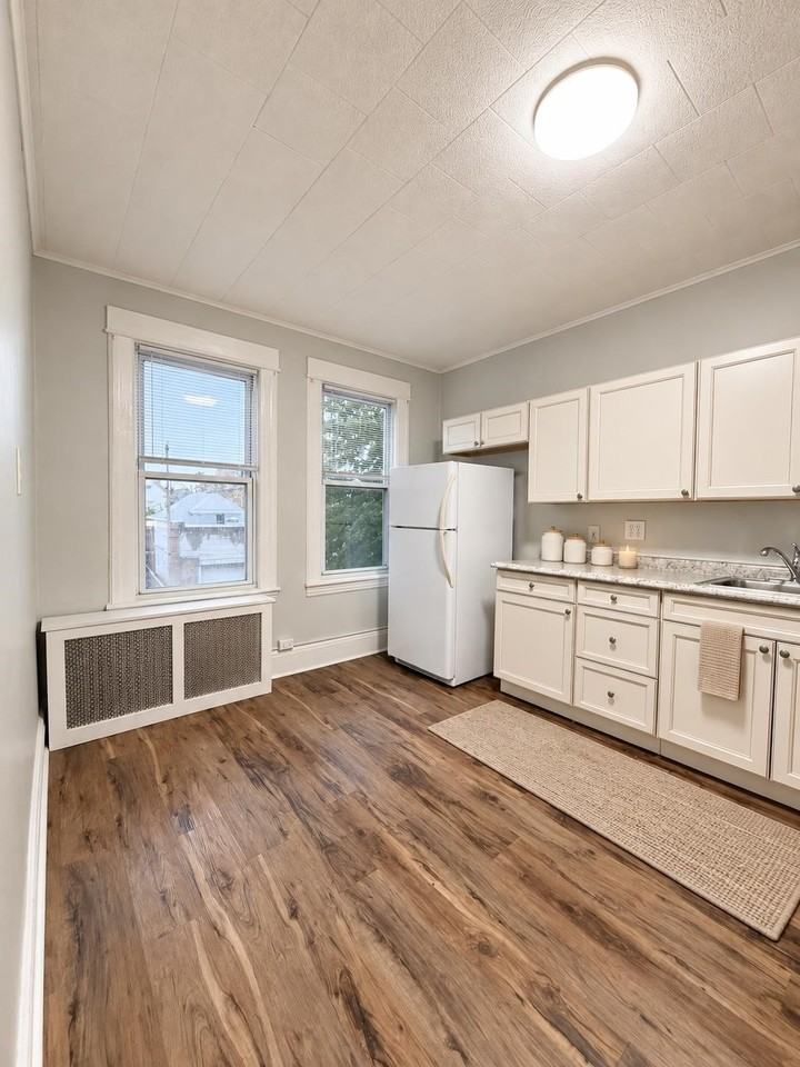 143 W 30th St #2 - Photo 4 of 10