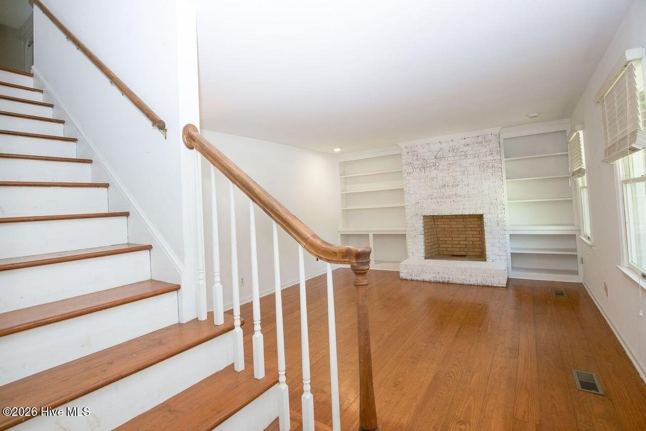 360 Spring Lake Dr - Photo 4 of 40
