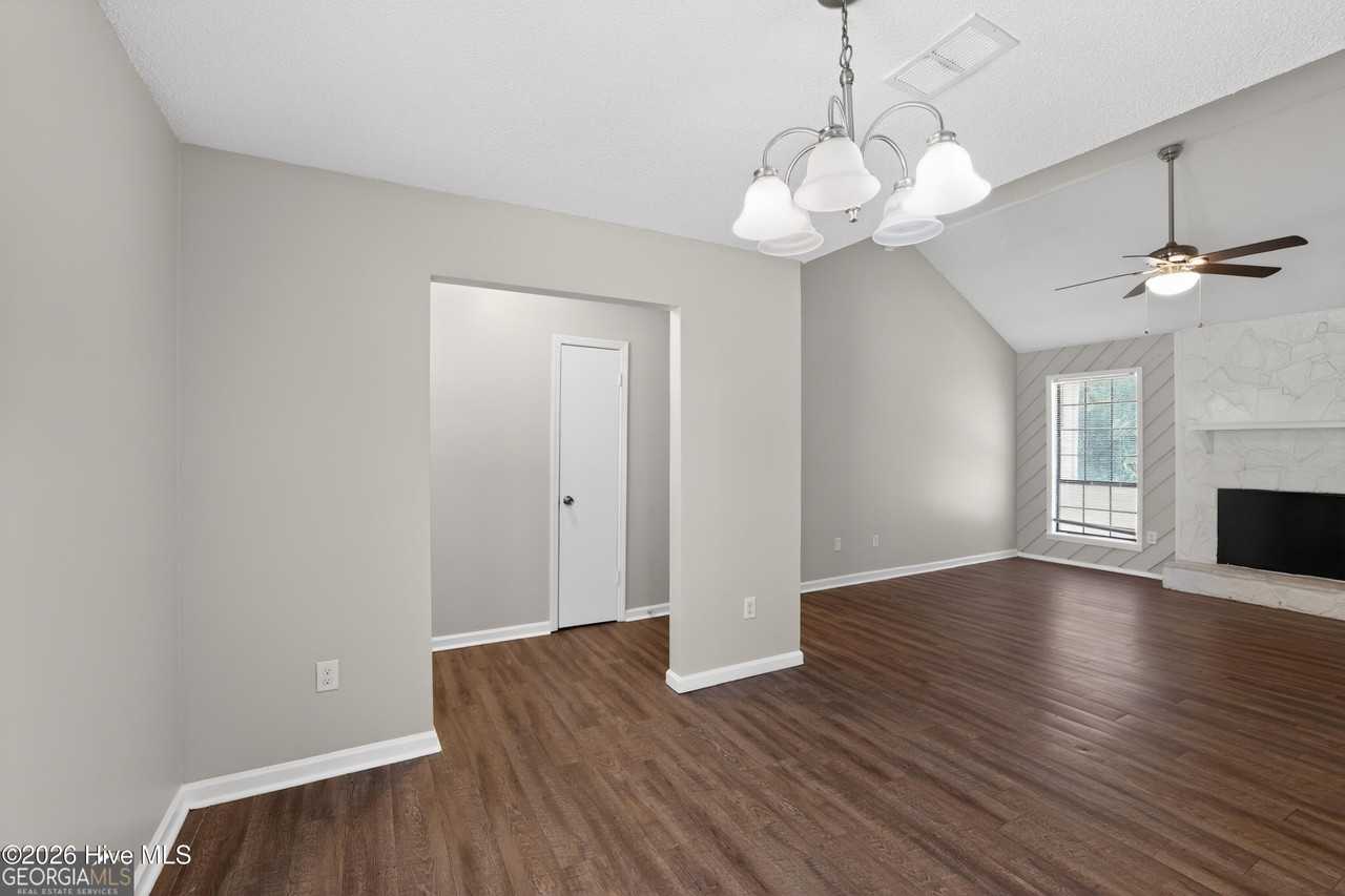 3016 Mistletoe Ave - Photo 5 of 26