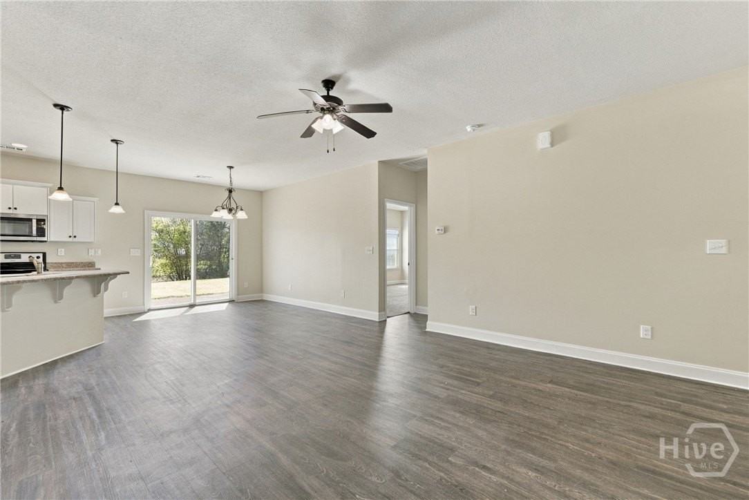 111 Willow Dr - Photo 4 of 35