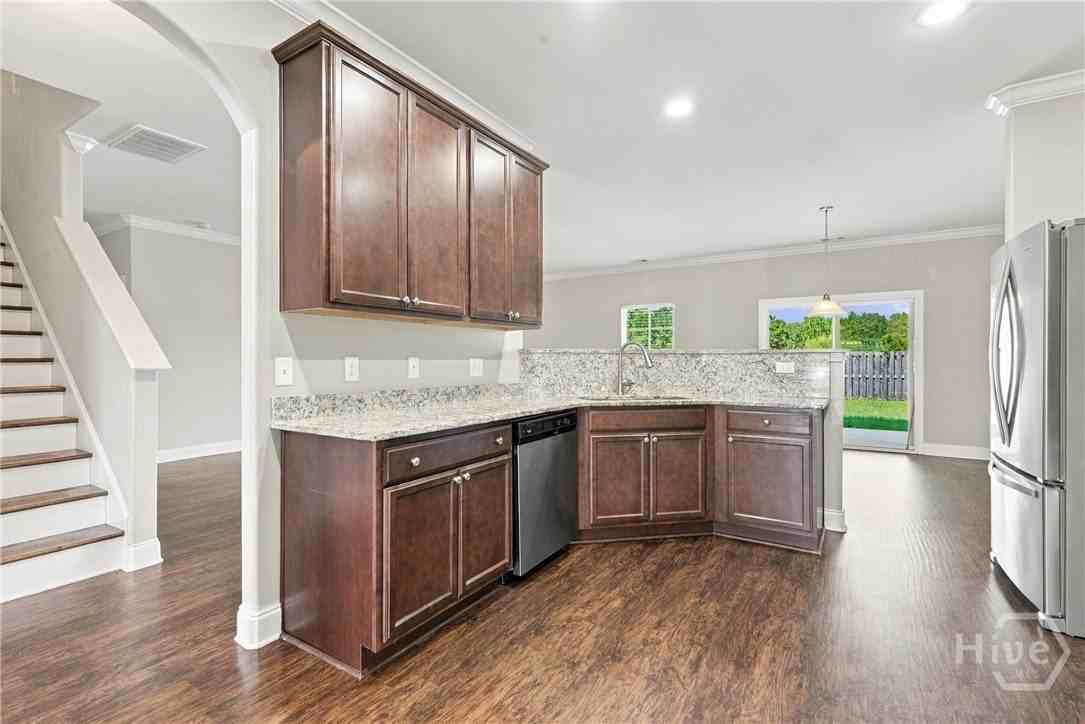 135 Greystone Dr - Photo 4 of 31