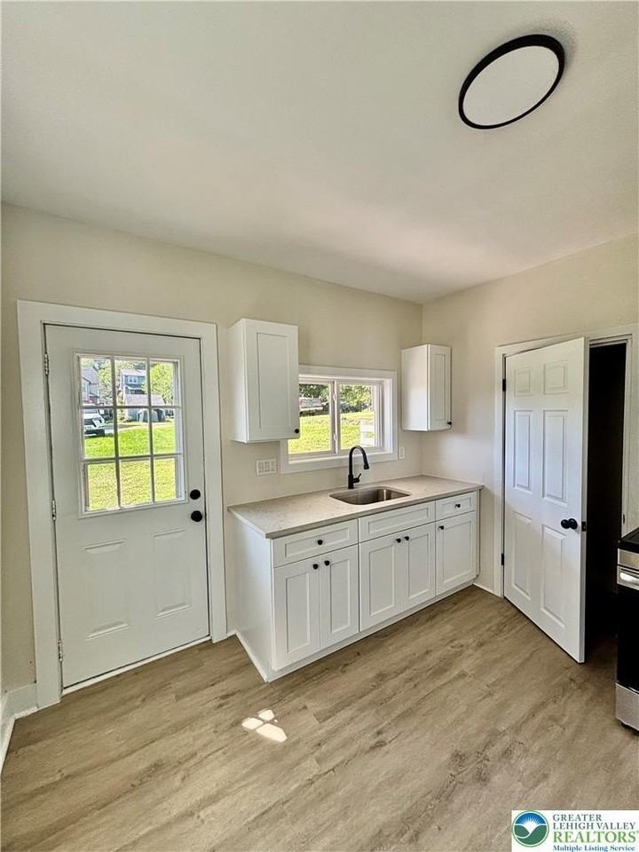 438 Market St - Photo 4 of 18
