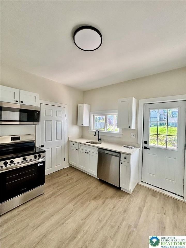 438 Market St - Photo 6 of 18