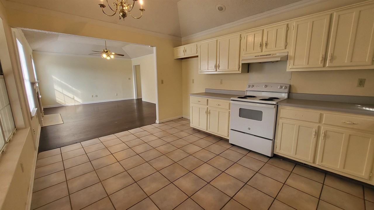 2232 Lake Springs Ln - Photo 3 of 10