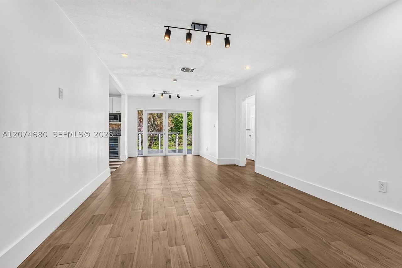 447 Blue Rd - Photo 5 of 30