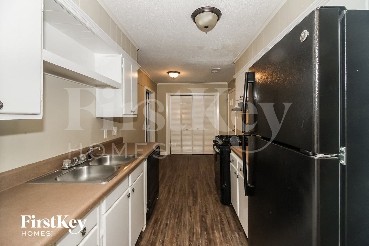 4490 Helene Rd - Photo 4 of 15