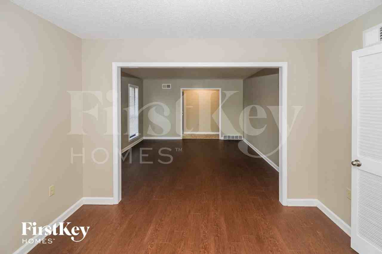 3333 Summerhill Dr - Photo 3 of 15