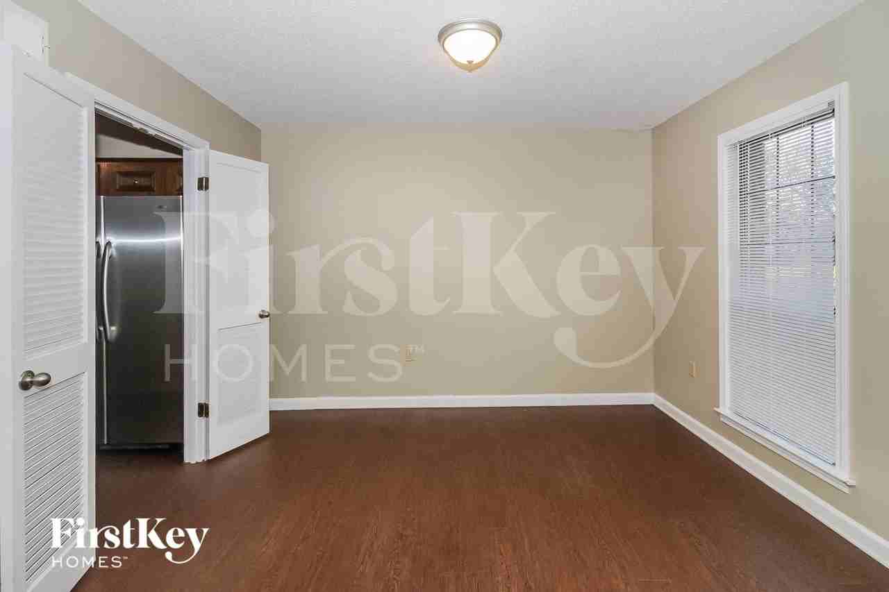 3333 Summerhill Dr - Photo 5 of 15