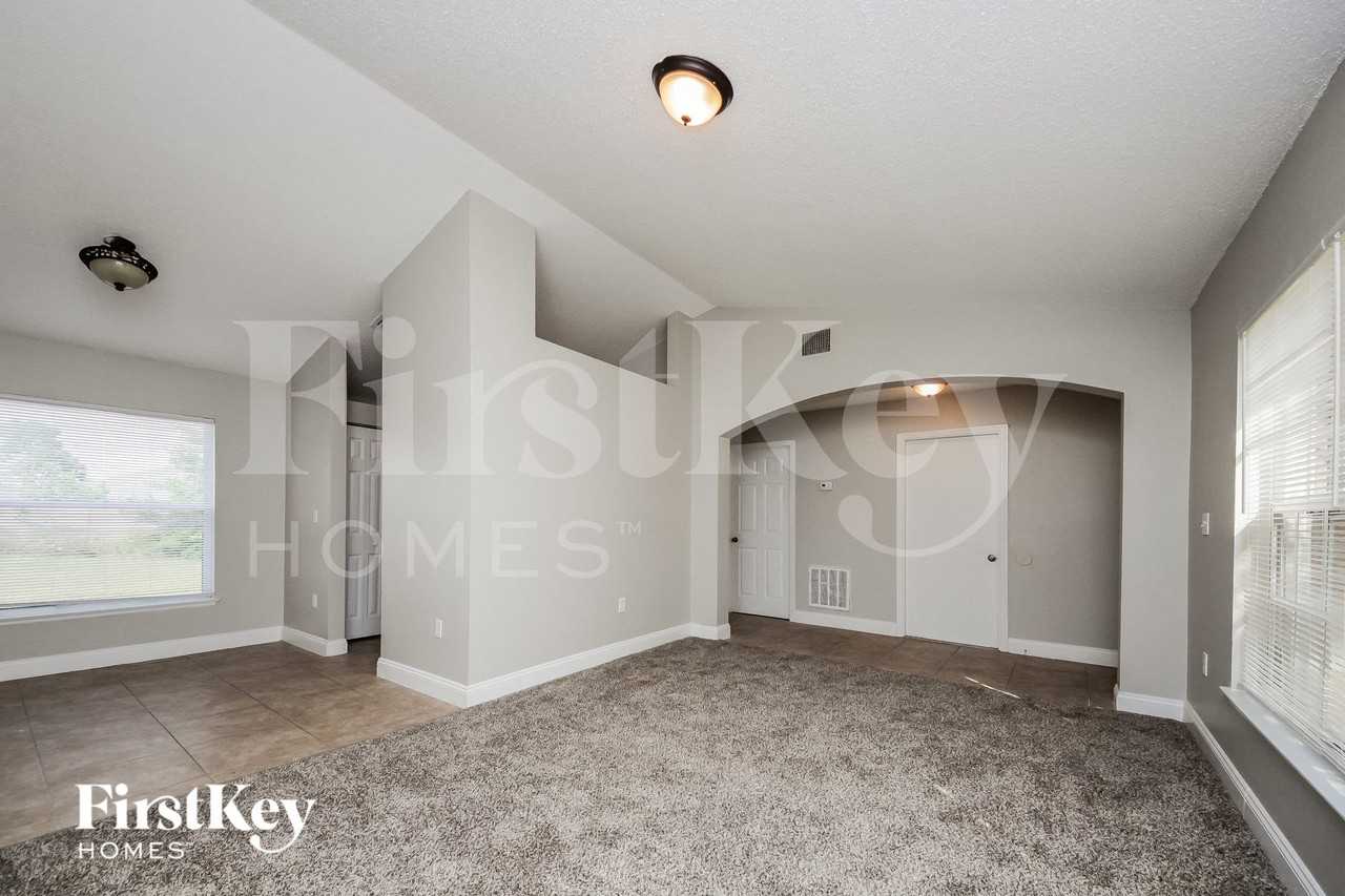 256 Canterbury Ct - Photo 3 of 15