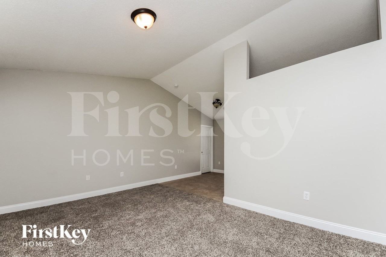 256 Canterbury Ct - Photo 4 of 15