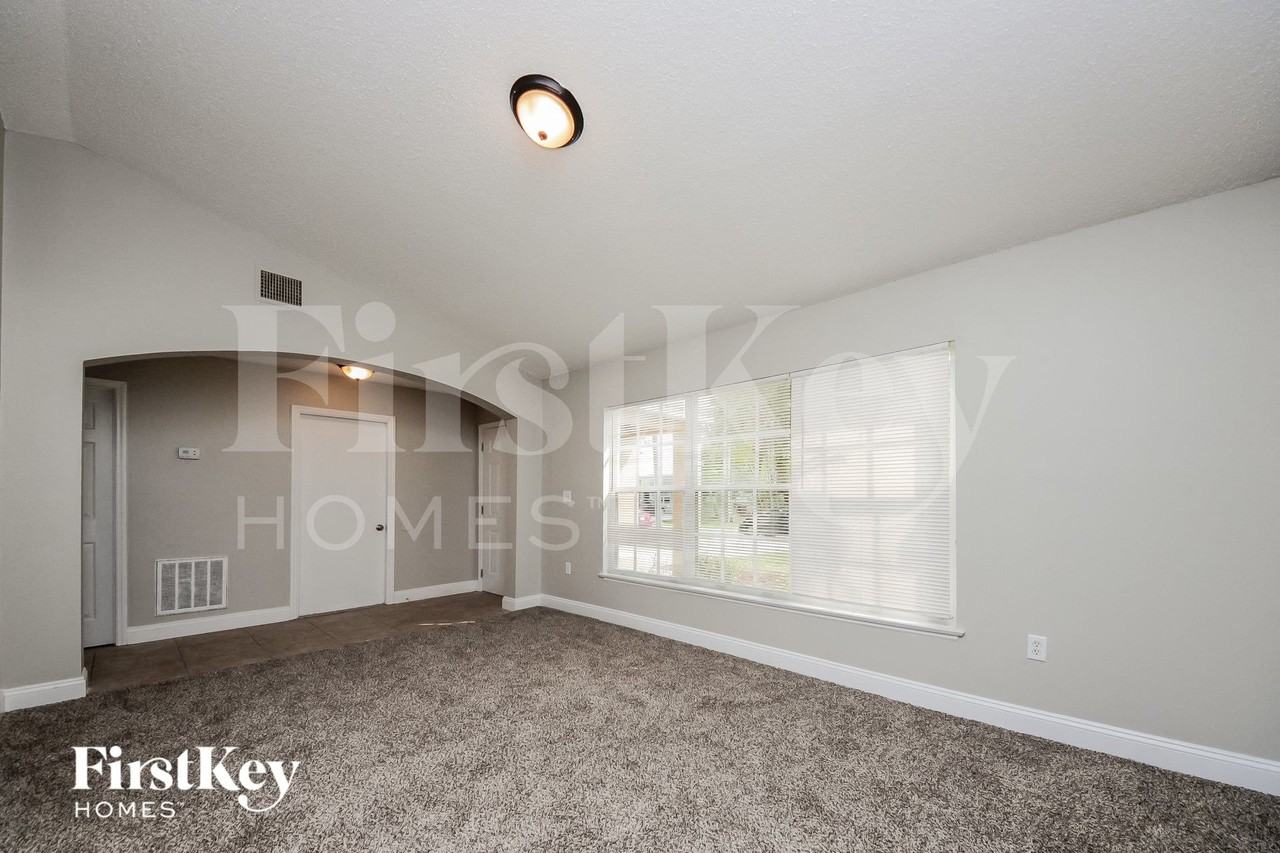 256 Canterbury Ct - Photo 5 of 15