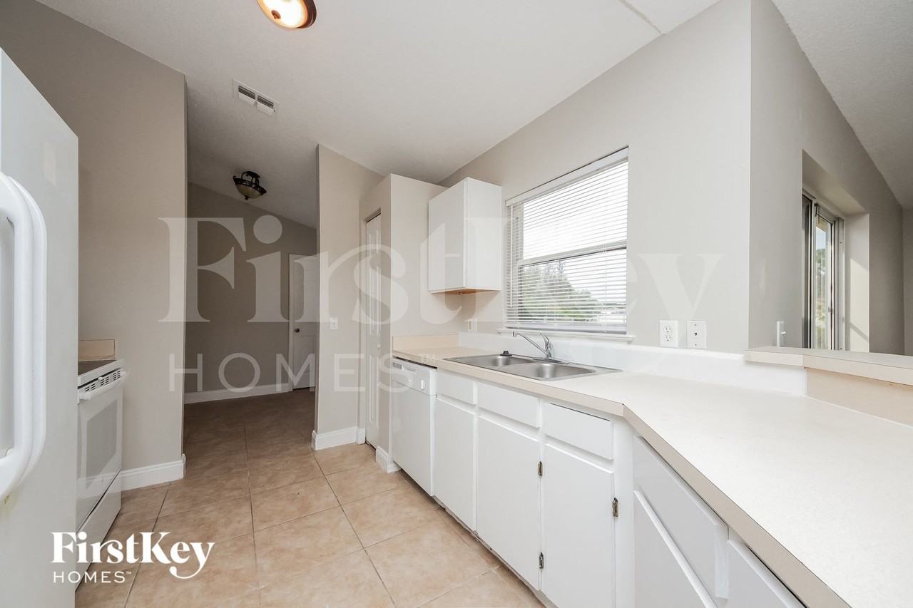 256 Canterbury Ct - Photo 6 of 15