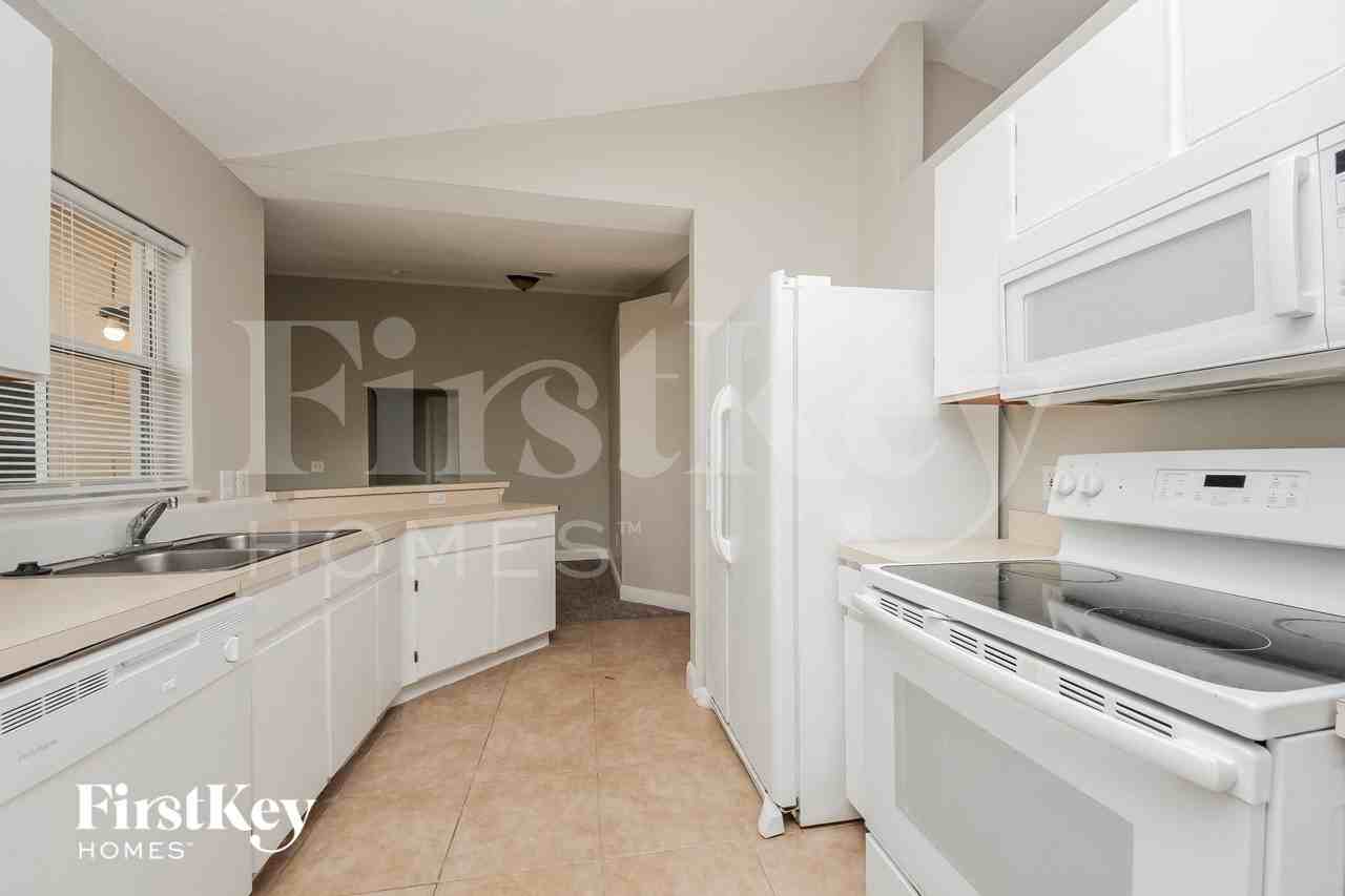 256 Canterbury Ct - Photo 7 of 15