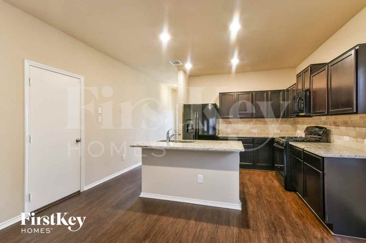 9015 Longhorn Park - Photo 3 of 16