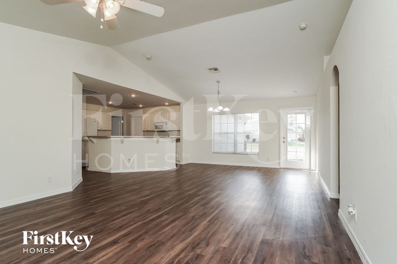 1013 Sw 13th St - Photo 2 of 15