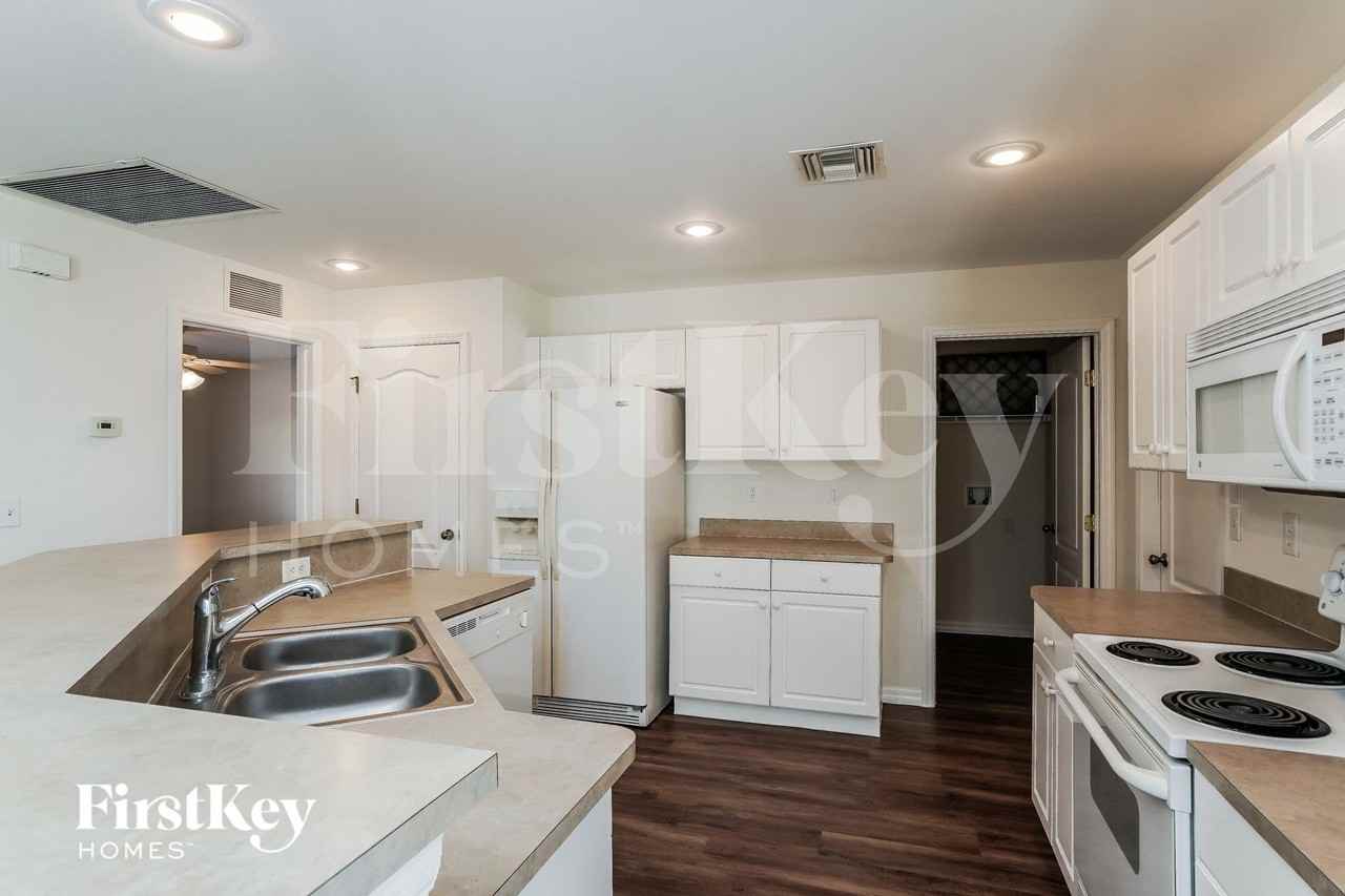 1013 Sw 13th St - Photo 4 of 15