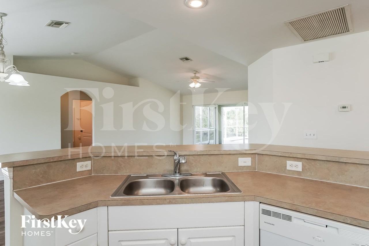 1013 Sw 13th St - Photo 5 of 15