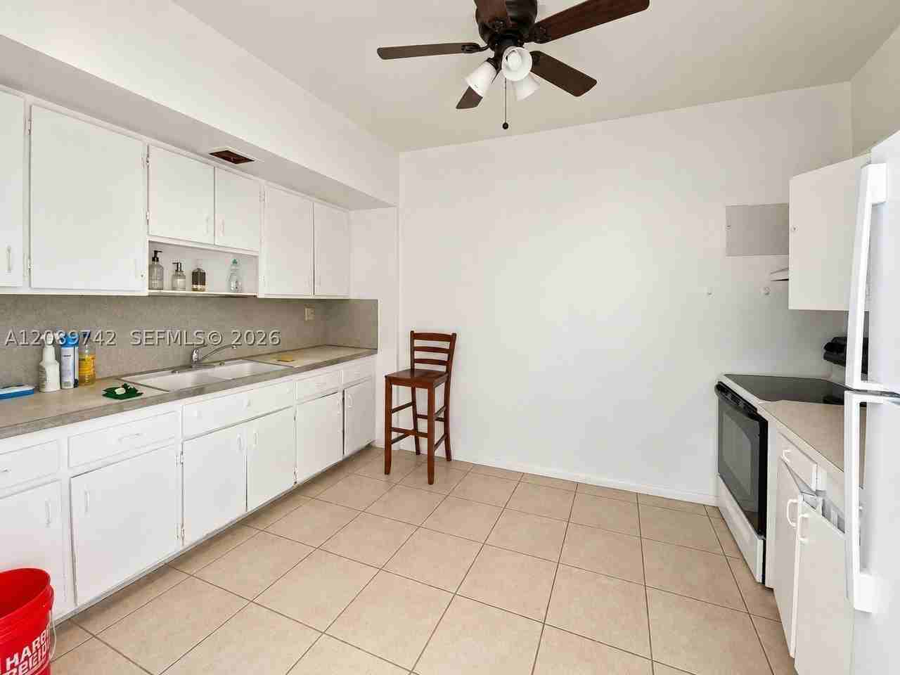 905 Ne 5th Ave #2 - Photo 4 of 8