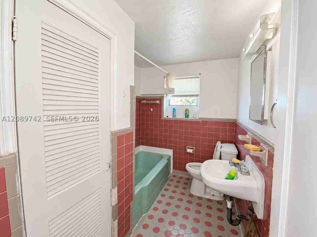 905 Ne 5th Ave #2 - Photo 7 of 8
