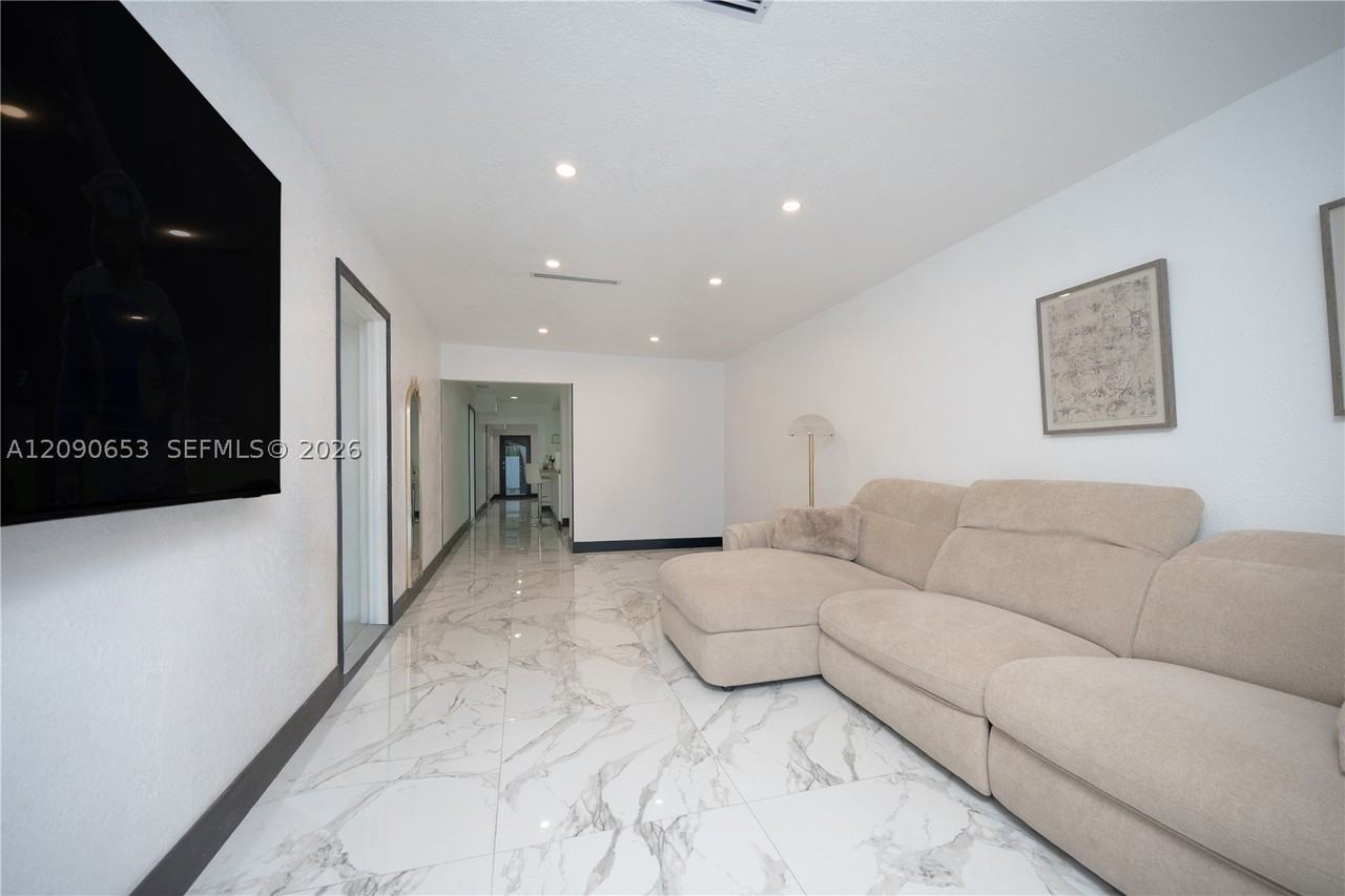 2920 Sw 69th Ave #0 - Photo 5 of 10