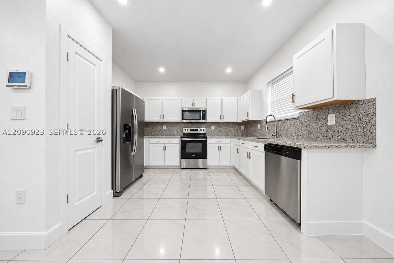 1762 Se 9th Ave - Photo 3 of 15