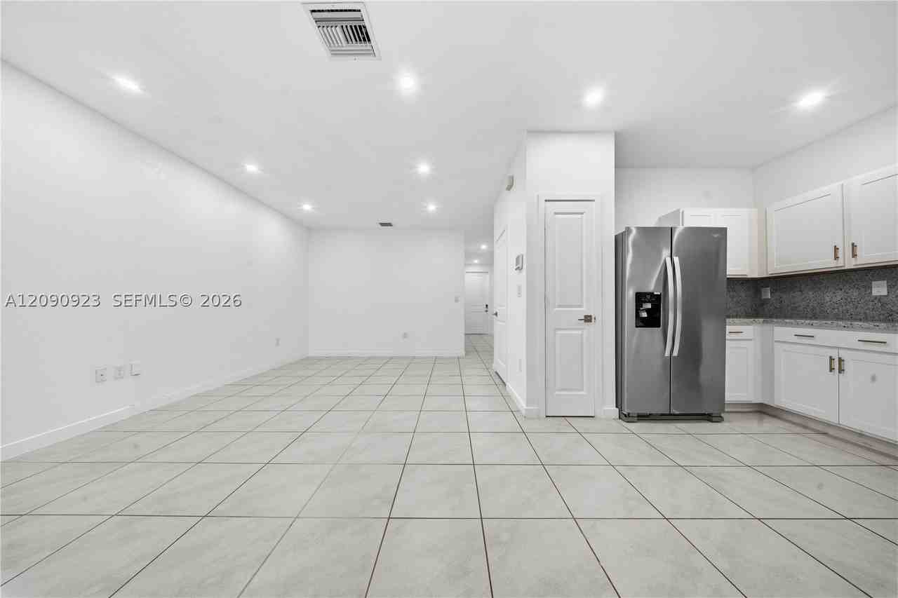 1762 Se 9th Ave - Photo 4 of 15