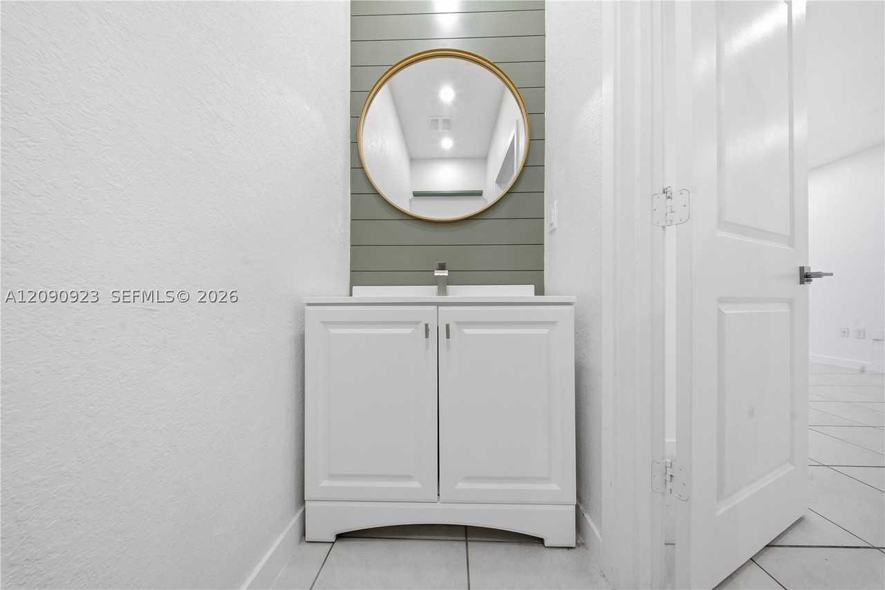 1762 Se 9th Ave - Photo 5 of 15