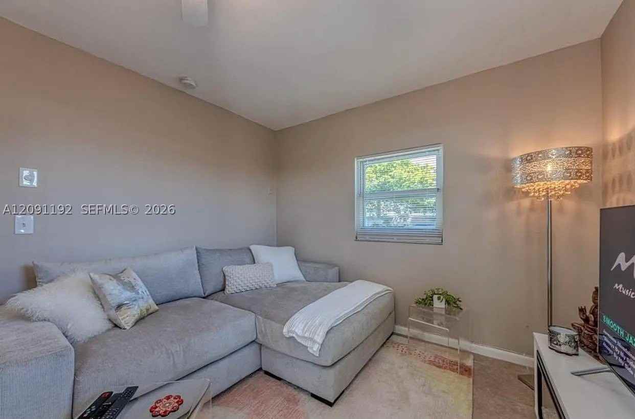 1411 Nw 10th St #F - Photo 2 of 7