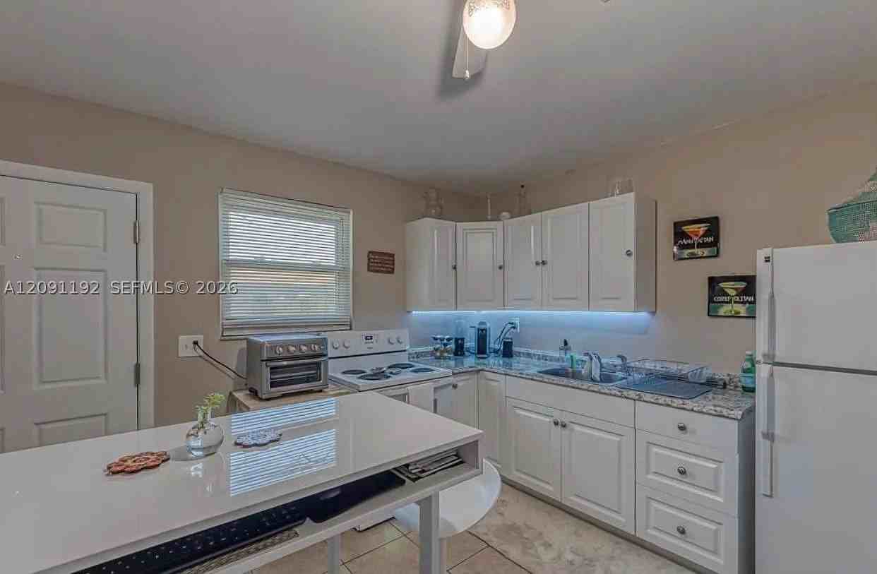 1411 Nw 10th St #F - Photo 3 of 7