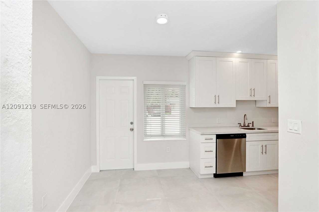 930 Sw 24th Ct #A - Photo 5 of 27