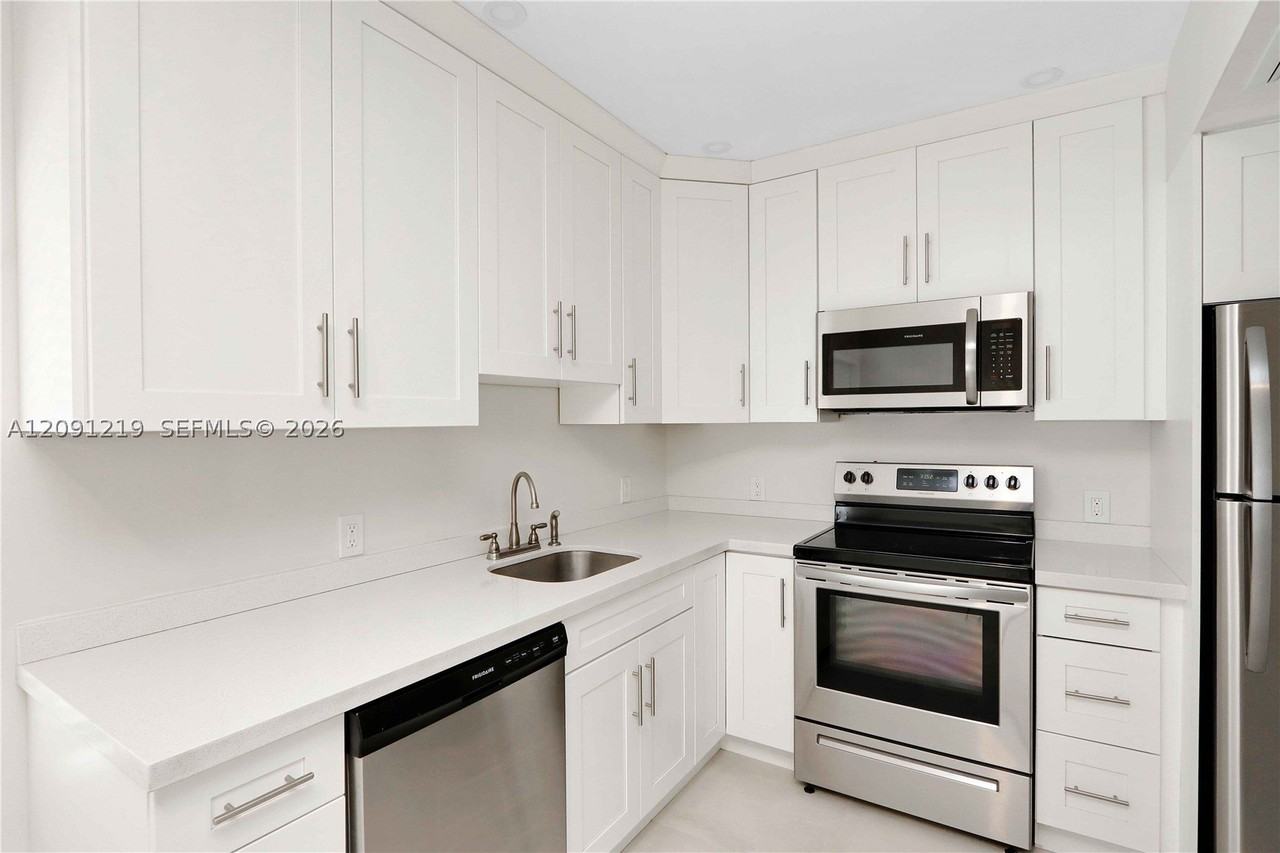 930 Sw 24th Ct #A - Photo 6 of 27