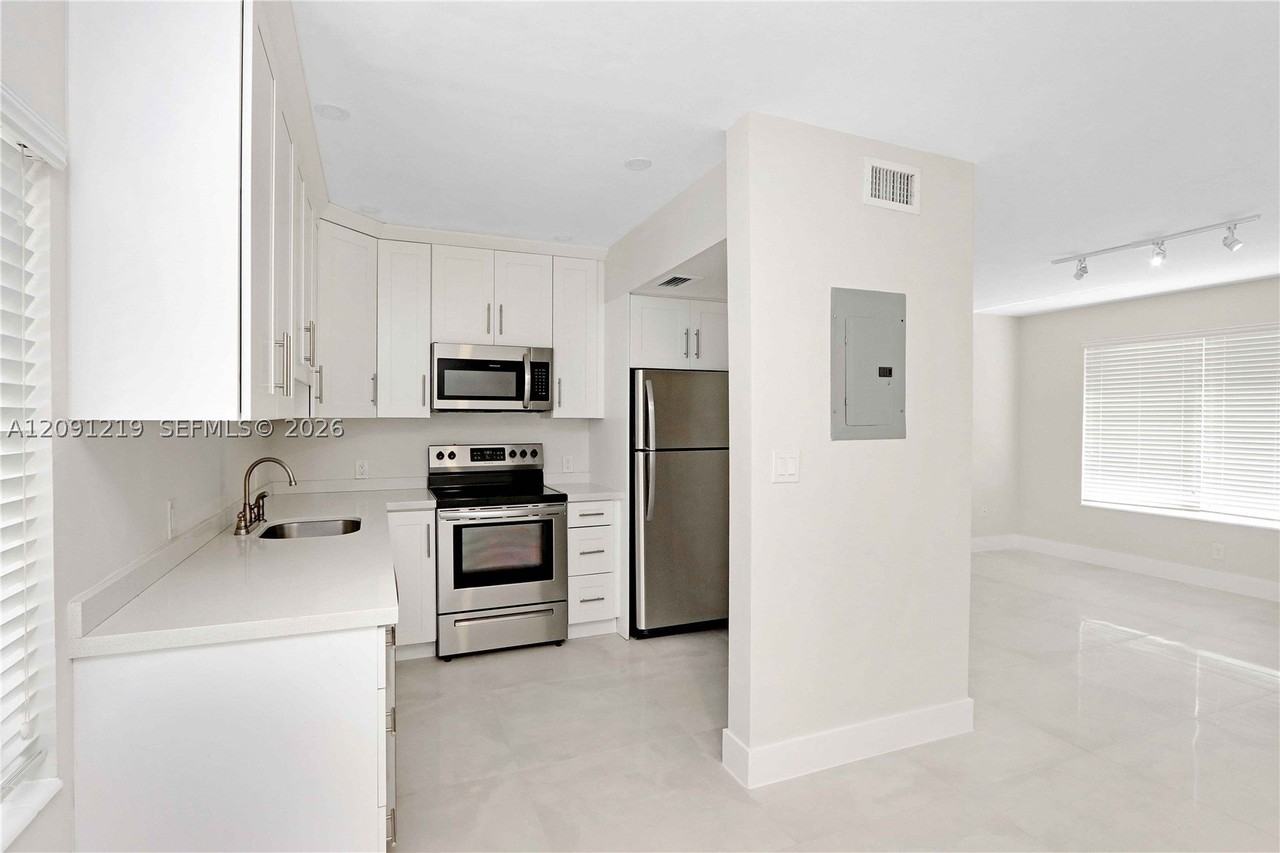 930 Sw 24th Ct #A - Photo 7 of 27