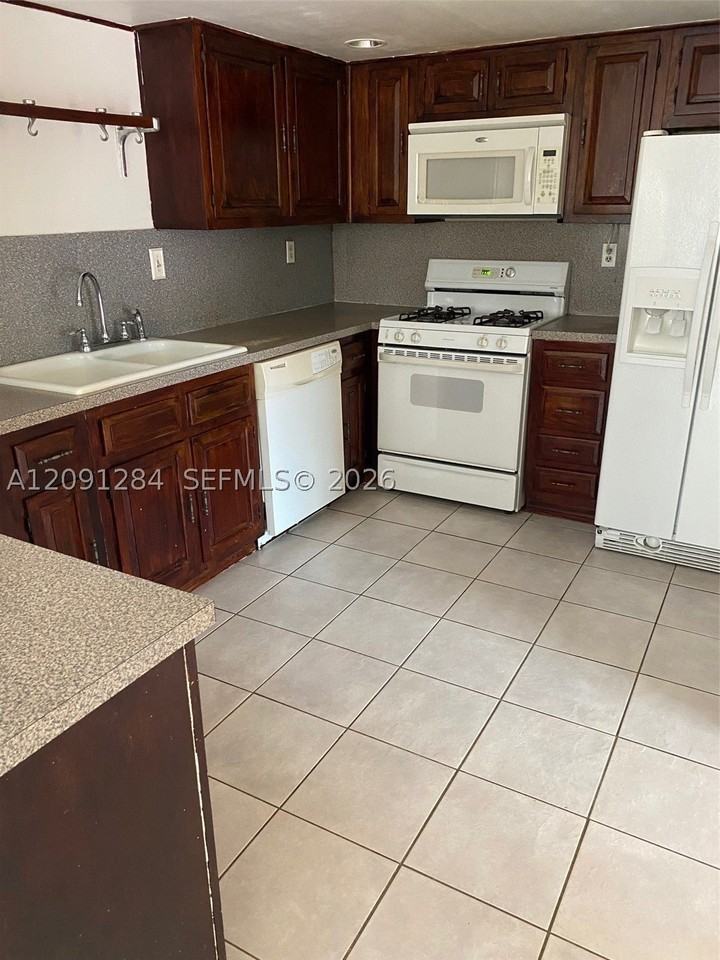11561 Sw 64th St #B - Photo 4 of 21