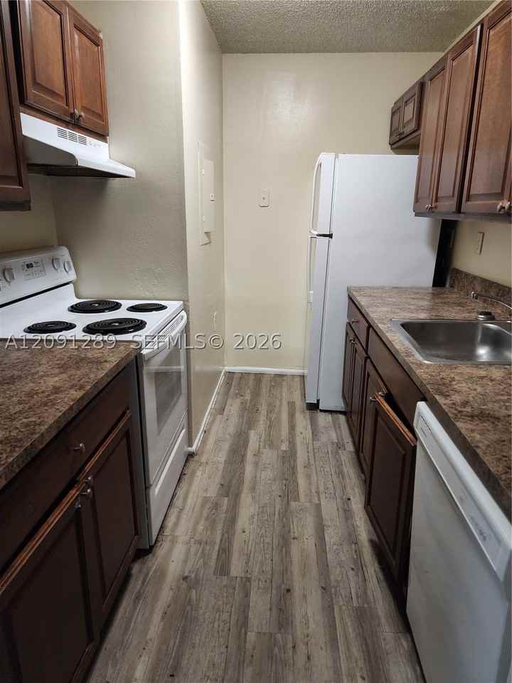 1201 Lake Victoria Dr #E - Photo 3 of 20