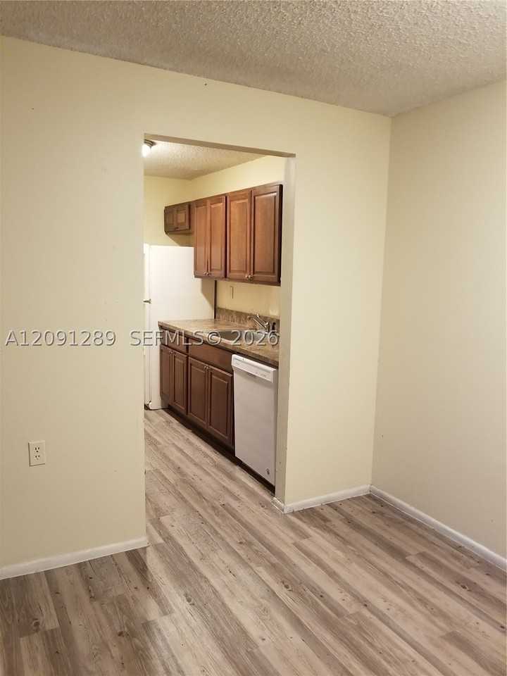 1201 Lake Victoria Dr #E - Photo 4 of 20