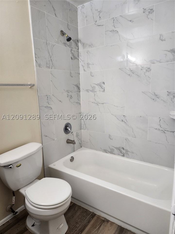 1201 Lake Victoria Dr #E - Photo 6 of 20