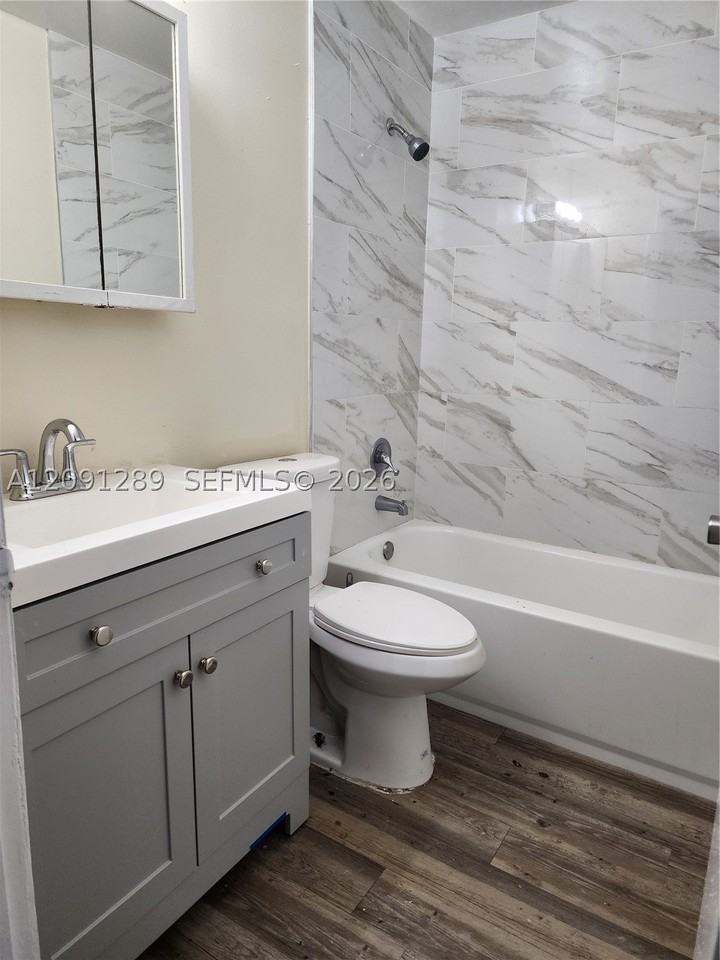 1201 Lake Victoria Dr #E - Photo 7 of 20