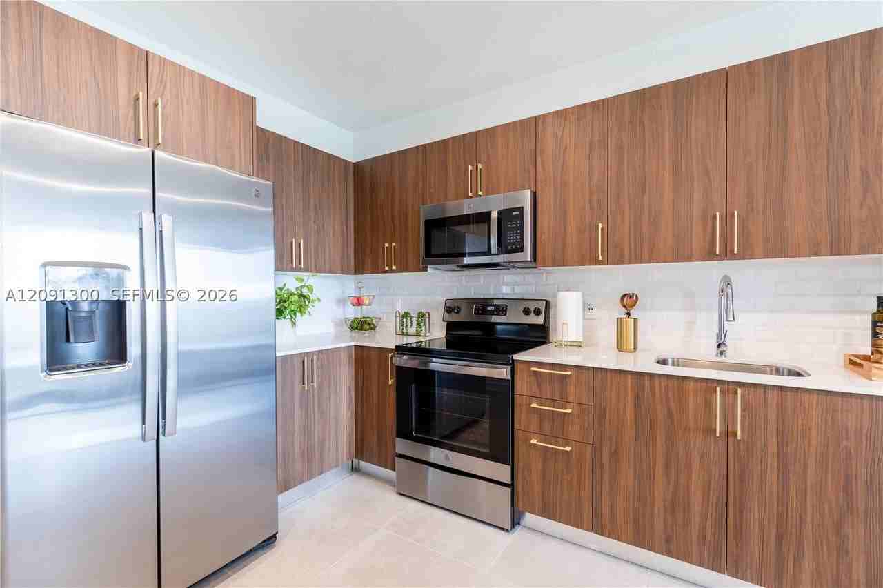 1005 Spring Garden Rd - Photo 6 of 35
