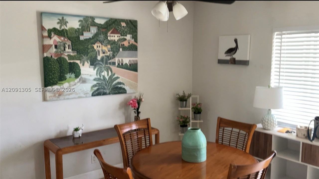 262 Se 9th Ave #A - Photo 3 of 5