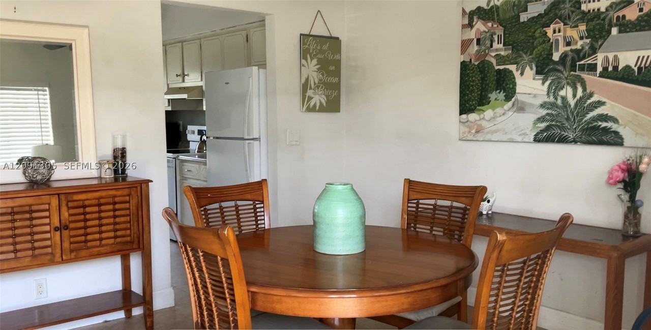 262 Se 9th Ave #A - Photo 4 of 5