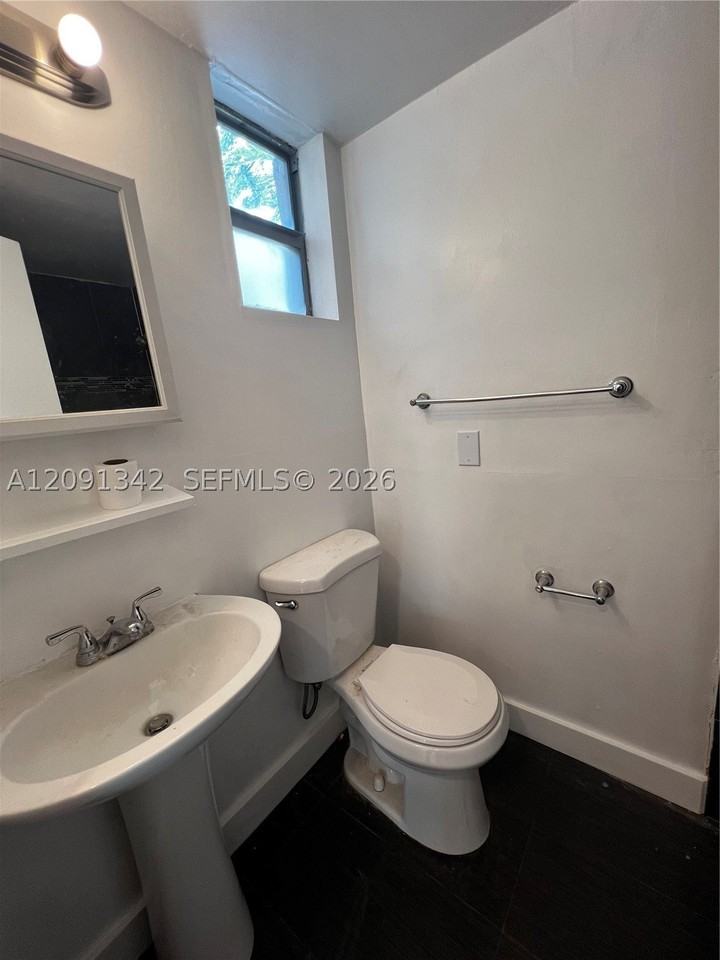 1040 Jefferson Ave #5 - Photo 6 of 20