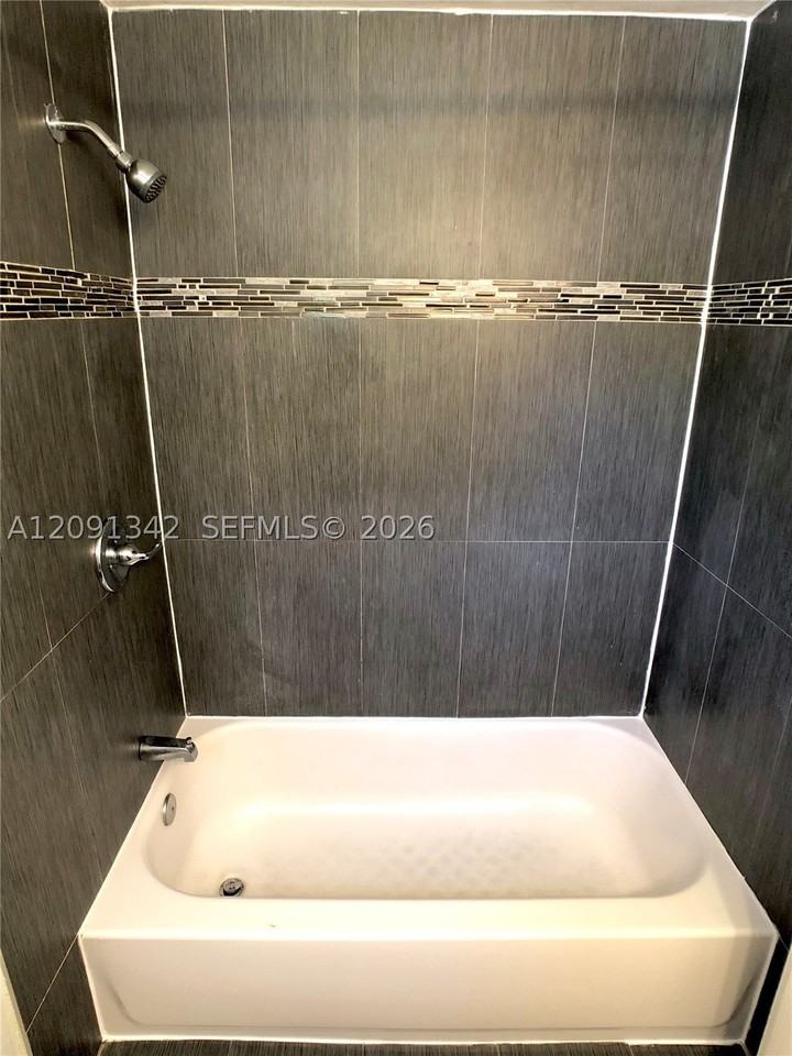 1040 Jefferson Ave #5 - Photo 7 of 20