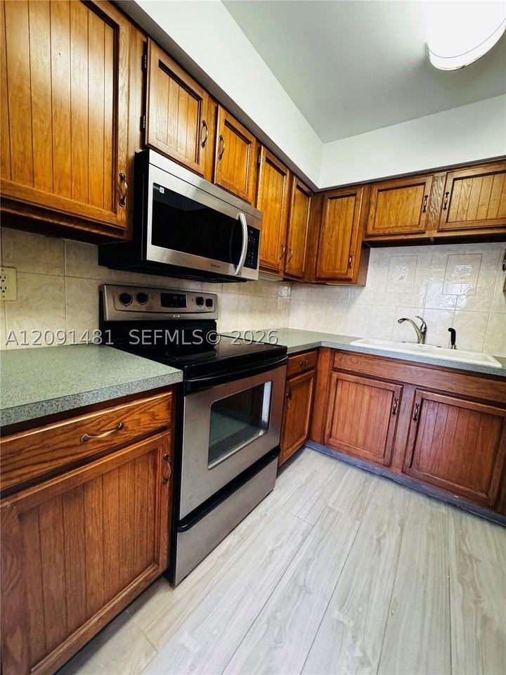 2425 Sw 22nd Ave #102B - Photo 5 of 35