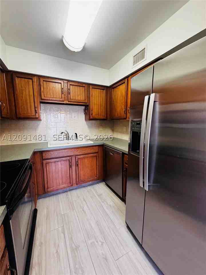 2425 Sw 22nd Ave #102B - Photo 7 of 35
